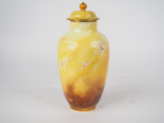 Vente aux enchères SEVRES.  Vase couvert en porcelaine, à décor marbré jaune et brun vein