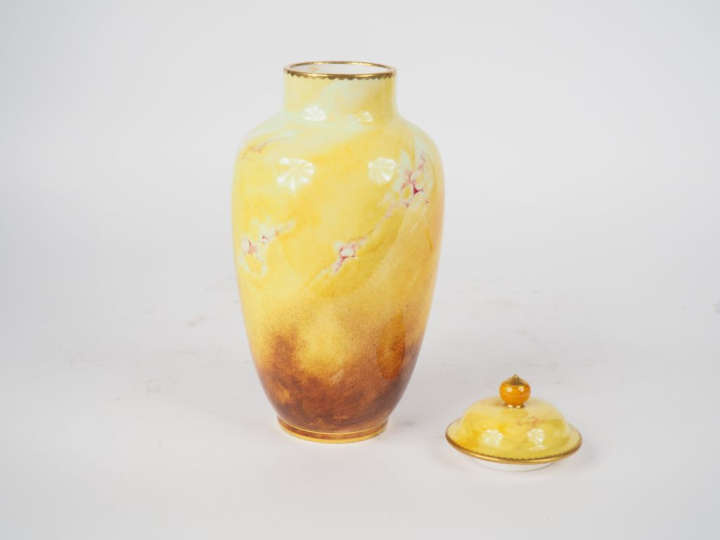 SEVRES.  Vase couvert en porcelaine, à décor marbré jaune et brun vein