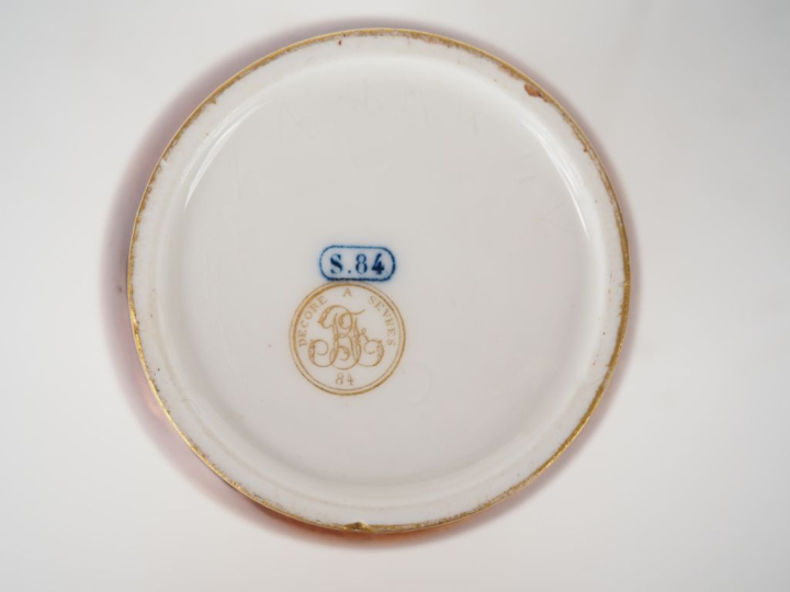 SEVRES.  Vase couvert en porcelaine, à décor marbré jaune et brun vein