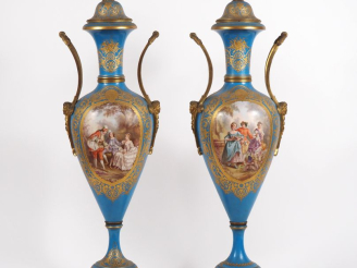 Vente aux enchères Paire de grands vases balustre de style Louis XVI, à décor dans des ré