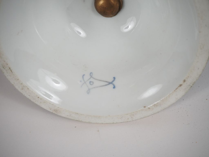 Paire de grands vases balustre de style Louis XVI, à décor dans des ré