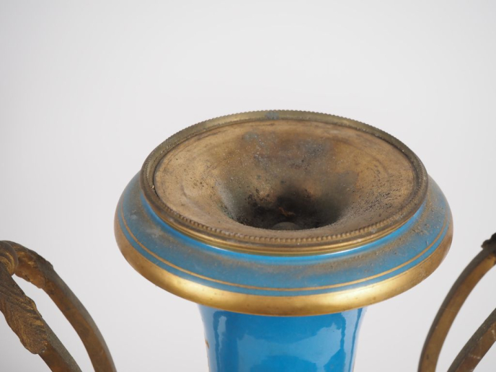 Paire de grands vases balustre de style Louis XVI, à décor dans des ré