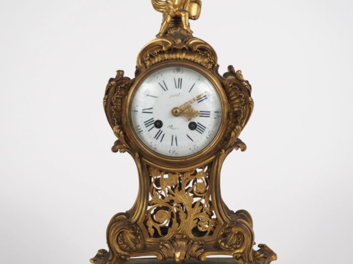 Cartel de style Rocaille en bronze doré, à décor d'amour présentant un