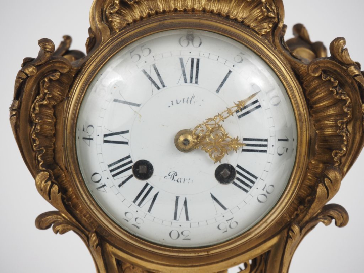 Cartel de style Rocaille en bronze doré, à décor d'amour présentant un