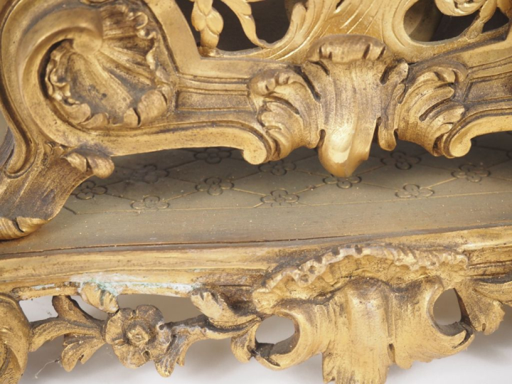 Cartel de style Rocaille en bronze doré, à décor d'amour présentant un