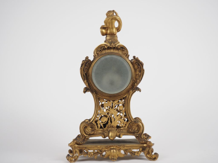 Cartel de style Rocaille en bronze doré, à décor d'amour présentant un