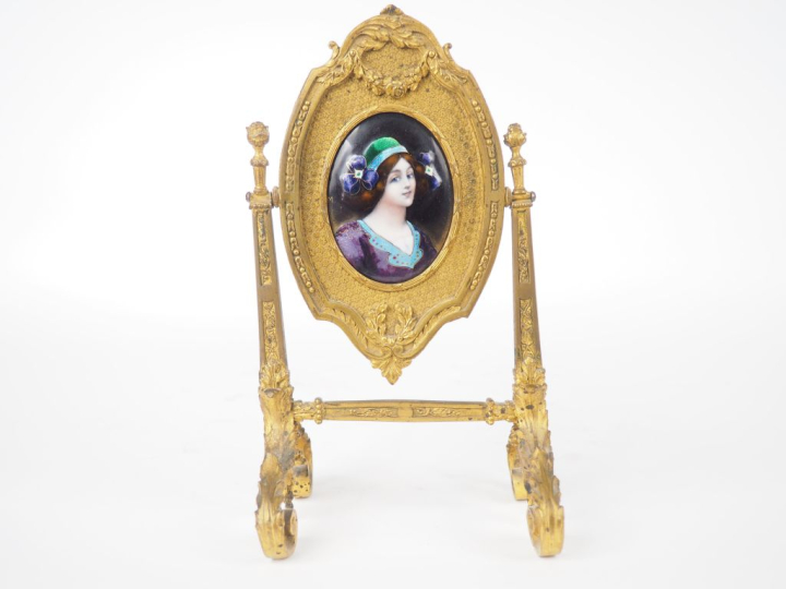 Bel émail 1900 figurant "portrait de jeune fille chapeautée" dans une 