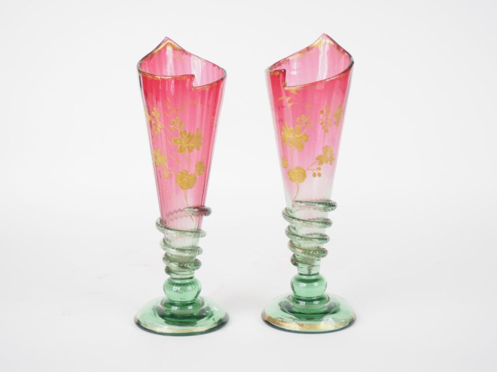 Paire de vases cornet 1900 en verre ou cristal polychrome à décor émai