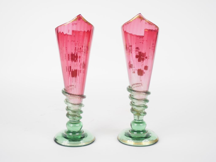 Paire de vases cornet 1900 en verre ou cristal polychrome à décor émai