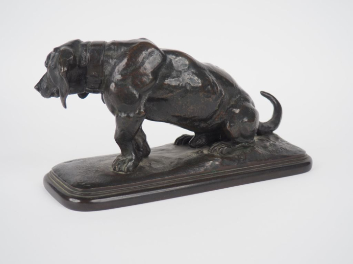 BARYE.  "le basset" Sculpture en bronze à patine brune  Signé (retirag