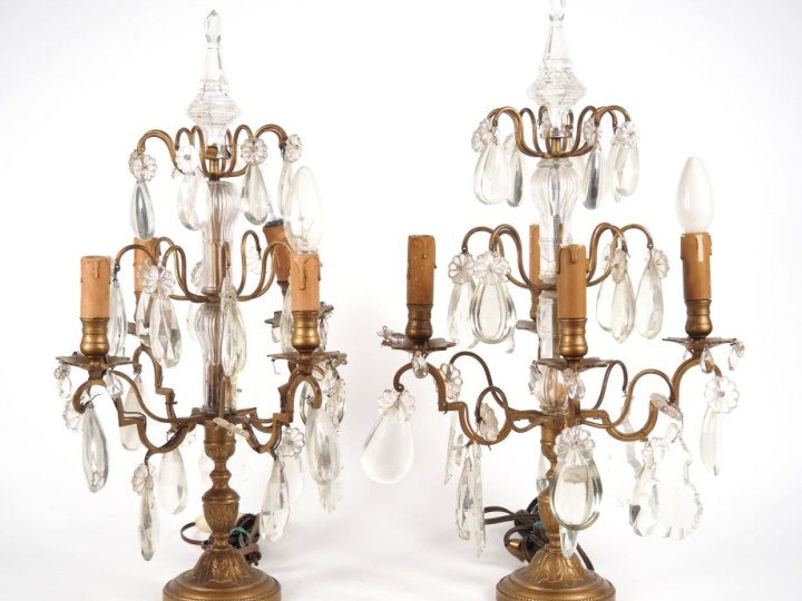 Paire de girandoles en bronze et cristal, éclairant à 4 lumières. H. 5