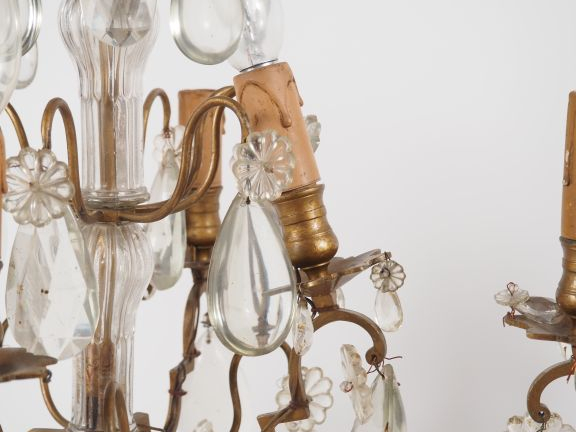 Paire de girandoles en bronze et cristal, éclairant à 4 lumières. H. 5