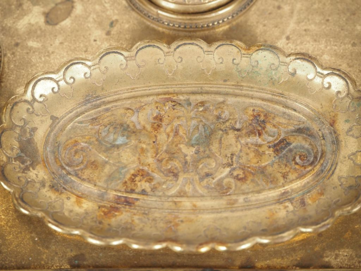 Nécessaire de bureau de style Louis XIV en bronze doré à décor de fris