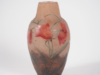 Vente aux enchères DAUM.  Vase en verre à décor émaillé de fleurs  Signé Daum Nancy Franc