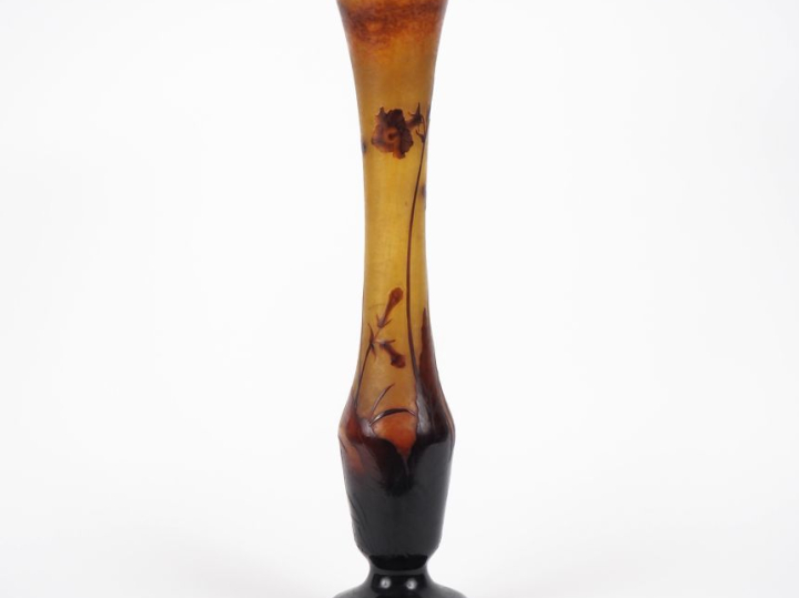 DAUM.  Grand vase balustre en verre à décor gravé en camée à l'acide d
