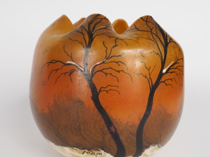 LEGRAS.  Vase boule en verre peint, à décor de paysage de neige, col p