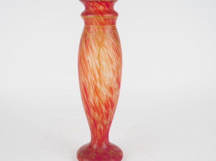 LEGRAS. Vase en verre moucheté rouge-orangé à décor doré. Signé. H. 33
