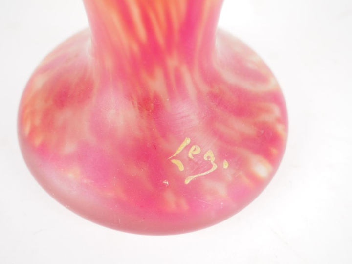 LEGRAS. Vase en verre moucheté rouge-orangé à décor doré. Signé. H. 33
