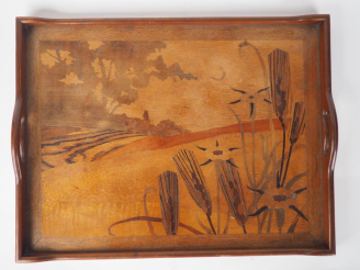 Vente aux enchères A. BIJON à Toulouse. Plateau Art Nouveau en marqueterie à décor de ros