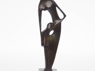 Vente aux enchères Ecole française XXème. "Maternité" Sculpture en bronze, socle en marbr