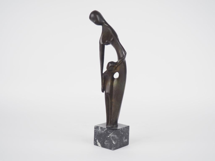 Ecole française XXème. "Maternité" Sculpture en bronze, socle en marbr
