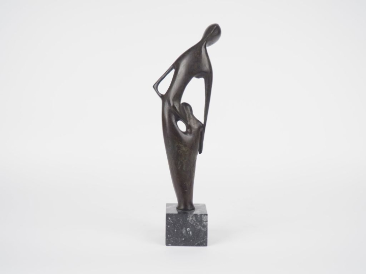 Ecole française XXème. "Maternité" Sculpture en bronze, socle en marbr