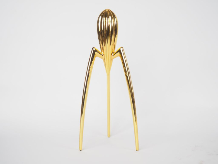 ALESSI.  Presse-agrume tripode en métal doré Signé H. 30 cm