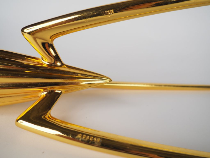 ALESSI.  Presse-agrume tripode en métal doré Signé H. 30 cm