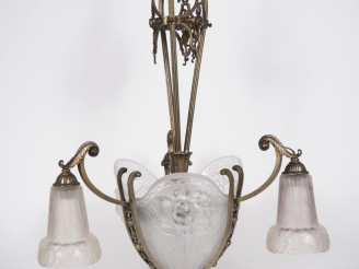 Vente aux enchères P. GILLES. Lustre de style Art Déco en verre sablé, monture en fer for