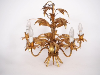 Vente aux enchères Lustre années 50 en tôle dorée à décor de branchages, éclairant à 5 lu