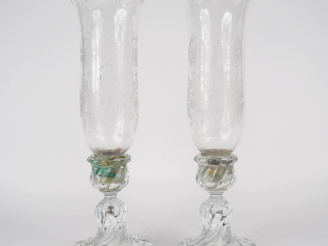 Vente aux enchères BACCARAT.  Paire de photophores en cristal moulé et gravé, à décor de 