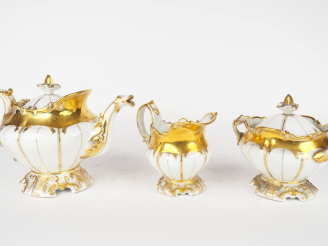 Vente aux enchères Théière, sucrier, pot à lait Napoléon III en porcelaine de Paris, blan