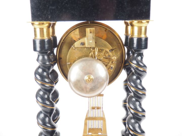 Pendule portique Napoléon III en marqueterie Boulle et bois noirci, à 