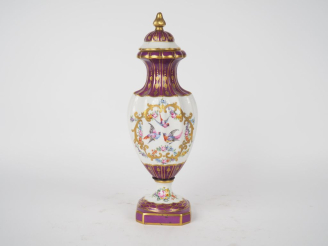Vente aux enchères Vase couvert de style Louis XVI en porcelaine polychrome à décor d'ois