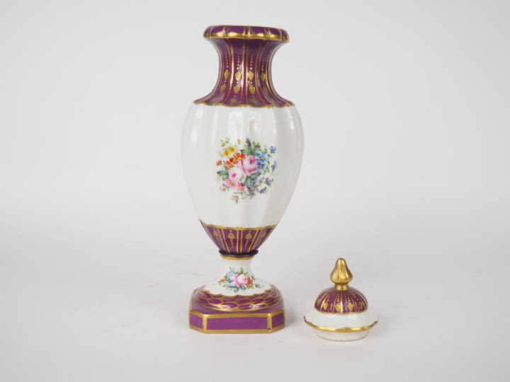 Vase couvert de style Louis XVI en porcelaine polychrome à décor d'ois
