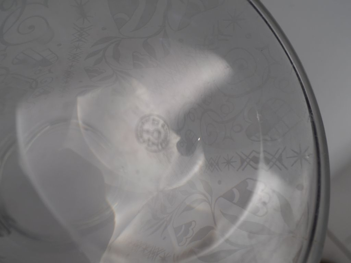 BACCARAT.  Décanteur et carafe en cristal gravé. Signés