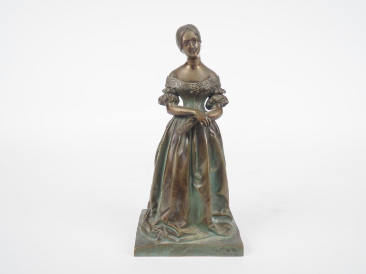 Ecole française vers 1900. "le billet"  Sujet en bronze, à patine vert