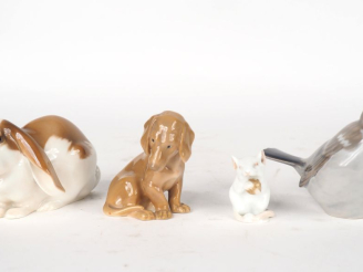 Vente aux enchères Quatre différents sujets en porcelaine danoise, "animaux". Signés. H. 