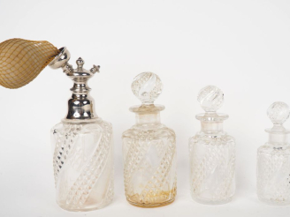 Vente aux enchères BACCARAT. Garniture de toilette quatre pièces en cristal à décor en sp