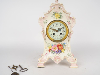 Vente aux enchères ROYAL BONN. Pendule 1900 en céramique à décor de fleurs sur fond rose.