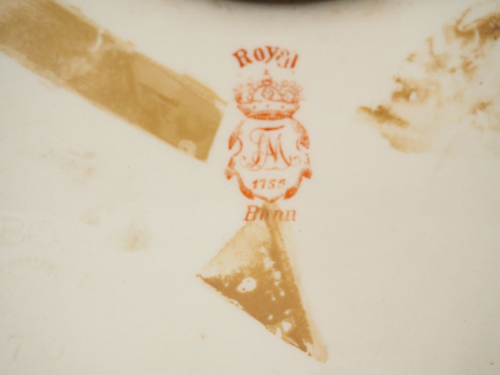 ROYAL BONN. Pendule 1900 en céramique à décor de fleurs sur fond rose.