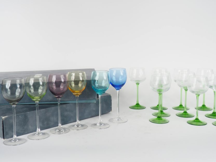 18 verres en cristal dans leur coffret d'origine. Signés.