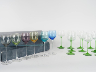 Vente aux enchères 18 verres en cristal dans leur coffret d'origine. Signés.