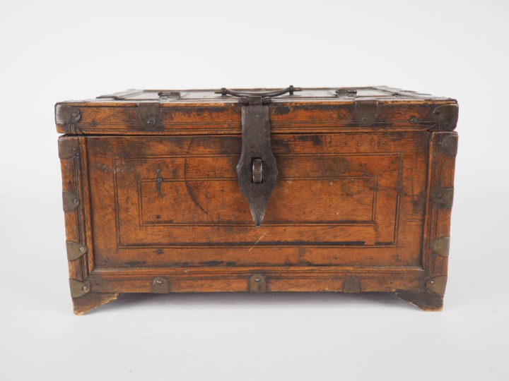 Coffret de voyage en bois mouluré, ouvrant à un abattant. Dim. 16,5 x 