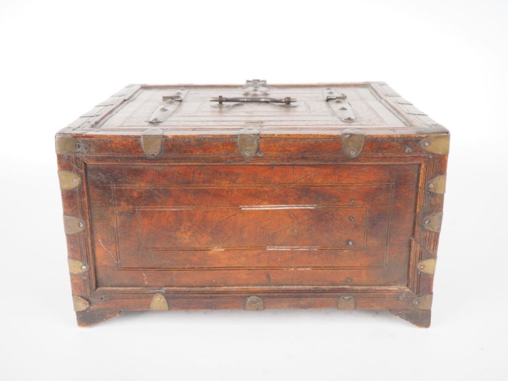Coffret de voyage en bois mouluré, ouvrant à un abattant. Dim. 16,5 x 
