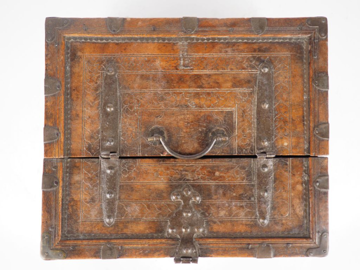 Coffret de voyage en bois mouluré, ouvrant à un abattant. Dim. 16,5 x 