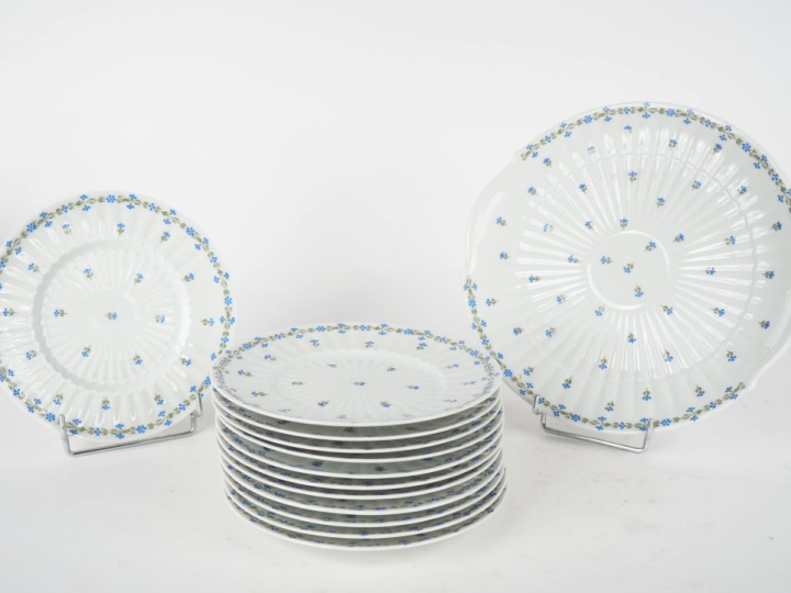 LIMOGES France. Partie de service à dessert en porcelaine décor aux ba