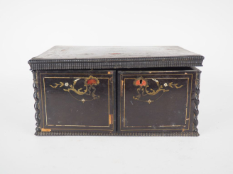 Vente aux enchères Ecritoire de voyage Napoléon III en bois noirci, acajou et laiton à dé