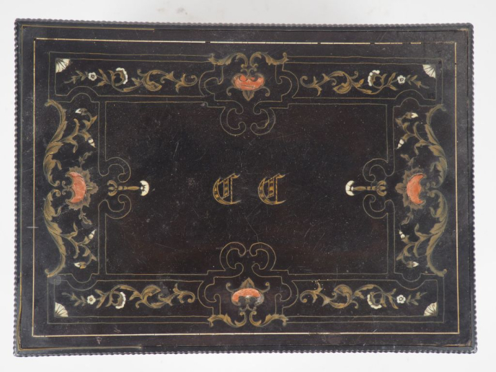 Ecritoire de voyage Napoléon III en bois noirci, acajou et laiton à dé