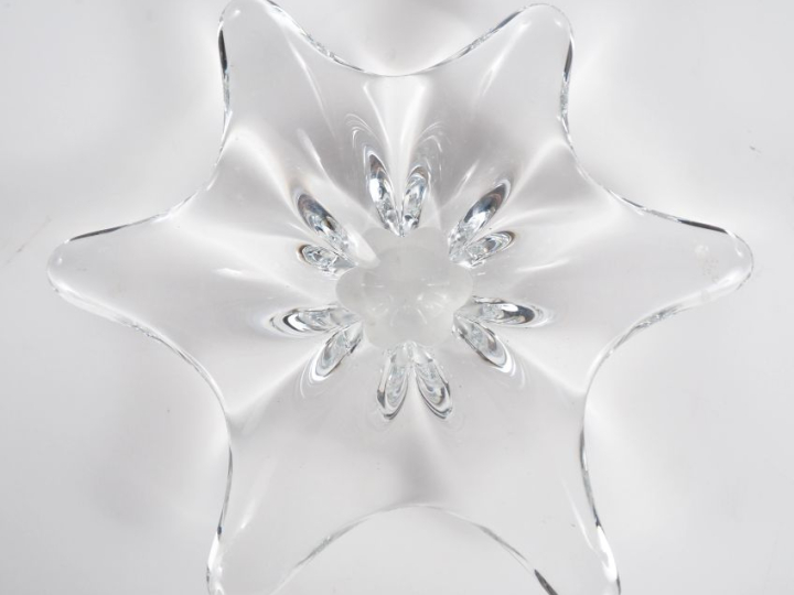 BACCARAT. Vide-poche en cristal moulé. Signé. Diam. 26 cm.